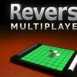 A képen egy zöld játéktábla látható, amelyen fehér és fekete korongok helyezkednek el, a háttérben pedig a Reversi Multiplayer felirat szerepel