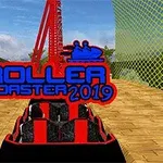 Vidámpark hullámvasútjának piros szekere egy faút fölött, háttérben kék ég és zöld növényzet