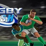 Két rugby játékos küzd a pályán; a zöld mezben lévő játékos a labdát tartja és próbál elmenekülni a másik elől, miközben a háttérben egy stadion homályosan látható