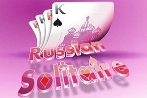 Rózsaszín háttér előtt király kártyalap, orosz épületek sziluettjével és stilizált Russian Solitaire felirattal