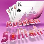 Rózsaszín háttér előtt király kártyalap, orosz épületek sziluettjével és stilizált Russian Solitaire felirattal