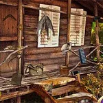 Egy fa kunyhó verandája különböző tárgyakkal, mint például táskák, palackok és szerszámok