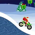 Mikulás motorral egy havas dombon halad át, körülötte karácsonyi ajándékok és fenyőfák