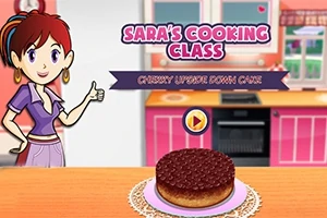 Egy rajzfilmszerű konyhában, egy szakácsnő mutatja fel a hüvelykujját egy pulton lévő sütemény mellett, miközben az előtérben egy CHERRY UPSIDE DOWN CAKE felirat látható