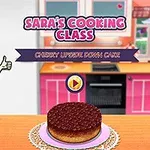 Egy rajzfilmszerű konyhában, egy szakácsnő mutatja fel a hüvelykujját egy pulton lévő sütemény mellett, miközben az előtérben egy CHERRY UPSIDE DOWN CAKE felirat látható