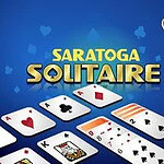 A kék háttér előtt kártyalapok és a Saratoga Solitaire felirat látható