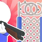 Fehér, kerek fejű figura kék ruhában, kezében egy sörétes puskával, hátterében egy díszes fémkapu látható