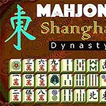 Mahjong kövek rendezett sorokban, kínai karakterekkel és motívumokkal, a háttérben a Shanghai Dynasty felirat