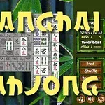 Színes mahjong csempe elrendezés bambusz háttérrel és sárga stílusos felirattal