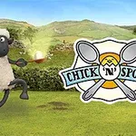 Egy bárány fakanállal tojást egyensúlyoz egy zöld mezőn, mellette a Chick N Spoon logó két kanállal