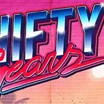 A kép egy színes feliratot ábrázol: Shifty Gears, háttérben pálmafákkal és naplementével