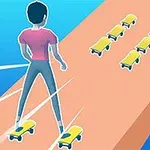 Egy fiatalember rózsaszín pólóban gördeszkán halad előre egy keskeny úton, több kis gördeszka sorban elhelyezve előtte