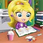 Egy szőke hajú lány lila ruhában egy könyv fölé hajolva ül, mellette könyvek, egy ital, és egy baba egy asztalon egy könyvtár szerű környezetben