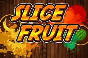 A „Slice Fruit” felirat látható színes gyümölcsök és festékfröccsenések előtt, fa háttérrel