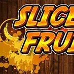 A „Slice Fruit” felirat látható színes gyümölcsök és festékfröccsenések előtt, fa háttérrel