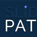 Sötétkék háttéren a SLIDE PATH felirat fehér és kék betűkkel, kék és piros pontokkal
