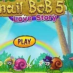 Két csiga látható színes, mesebeli környezetben, egy szivárvány alatt, ahol gombák és fák is megtalálhatók, középen pedig egy Play feliratú gomb