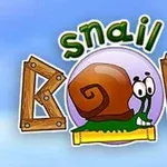 Egy rajzfilm stílusú csiga egy lila körben, fa elemekkel díszítve és kék ég háttérrel