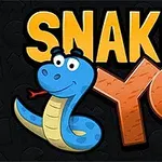 Egy kék rajzfilmszerű kígyó mosolyog, miközben kidugja a nyelvét, mellette nagy, színes betűkkel a Snake Yo szöveg olvasható