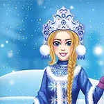 Egy mosolygó, szőke hajú lány kék ruhában és koronában, hóesésben, hópehely alakú varázspálcával