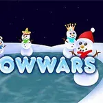 Hóemberek állnak különféle fejfedőkben egy havas tájon a SNOWWARS felirat előtt, egy jeges tó közelében
