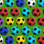 Színes futball-labdák mintája zöld háttéren, különféle élénk színekben, mint kék, piros, sárga, fekete, fehér és lila