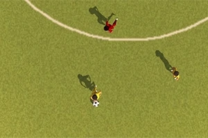 Soccer Simulator Focipályán három játékos felülnézeti képe látható, két sárga mezben és egy piros mezben, egyikük labdával