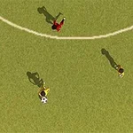 Soccer Simulator Focipályán három játékos felülnézeti képe látható, két sárga mezben és egy piros mezben, egyikük labdával