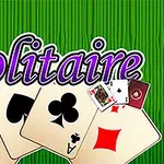 A zöld háttéren különböző színű és mintájú kártyalapok láthatók, fölöttük a Solitaire felirattal