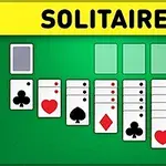 Zöld háttér előtt kártyalapok különböző színekben és mintákkal, SOLITAIRE felirattal a tetején