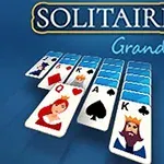 Kártyalapok sorokba rendezve kék háttér előtt, felül a SOLITAIRE Grande felirat