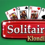 Négy játékkártya (J, Q, K, A) egy zöld háttér előtt, alatta a Solitaire Klondike piros panelen feliratozva