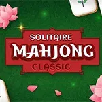 Zöld háttér, fehér mahjong csempék és rózsaszín lótuszvirágok, középen piros táblára írva: Solitaire Mahjong Classic