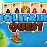 Négyszeres ász kártyák és egy korona, a Solitaire Quest felirat egy tengerparti táj felett, ahol hajók láthatók