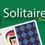 Zöld háttér előtt játékkártyák láthatók, közöttük egy piros ász és egy kettes, valamint a Solitaire Swift felirat