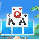 Egy tengerparti táj közepén egy mosolygó, szárnyas karakter és lebegő kártyalapok láthatók, melyeket pálmafák kereteznek