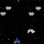 Egy retro űrhajós videojáték képernyője, ahol egy kék űrhajó lövedéket indít a felül elhelyezkedő pixeles ellenséges űrlények felé a csillagos háttér előtt