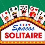 Négy kártyalap (J, K, Joker, Q) színes karikatúrákkal, zöld háttér előtt, a középen Spaces Solitaire felirattal egy világító táblán