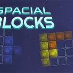 Az űr témájú kép kék háttérrel rendelkezik, és színes blokkok, például piros, kék és sárga építmények láthatók rajta, SPACIAL BLOCKS felirattal