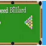 Zöld biliárdasztal, rajta háromszögben elrendezett színes golyók és egy fehér golyó előtt egy dákó, a bal felső sarokban Speed Billiard szöveg