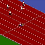 Futópályán bójákat viselő alakok és a pálya közepén fekvő ember