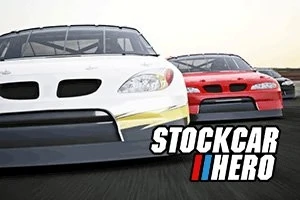 Fehér és piros versenyautók közelről az aszfaltos pályán, rajtuk a Stockcar Hero felirat
