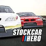 Fehér és piros versenyautók közelről az aszfaltos pályán, rajtuk a Stockcar Hero felirat