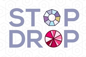 A kép közepén nagy betűkkel a „STOP DROP” felirat látható, a „O” betűk színes szegmensekre vannak osztva
