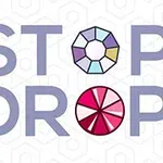 A kép közepén nagy betűkkel a „STOP DROP” felirat látható, a „O” betűk színes szegmensekre vannak osztva