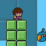 Pixeles karakter áll zöld blokkok tetején, miközben szembetalálkozik egy kék madárral