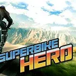Motoros hátulnézetből hegyi úton, Superbike Hero felirattal