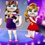 Három rajzfilmszerű macska áll egy színpadon fényes, színes háttérrel; közülük az egyik mikrofont tart