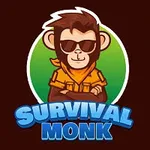 Egy rajzolt majom napszemüveget és sárga kendőt visel, alatta SURVIVAL MONK felirattal barna háttér előtt