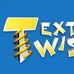 Sárga és fehér betűkkel írt Text Twist 2 felirat kék háttéren, a T betű spirális kialakítású